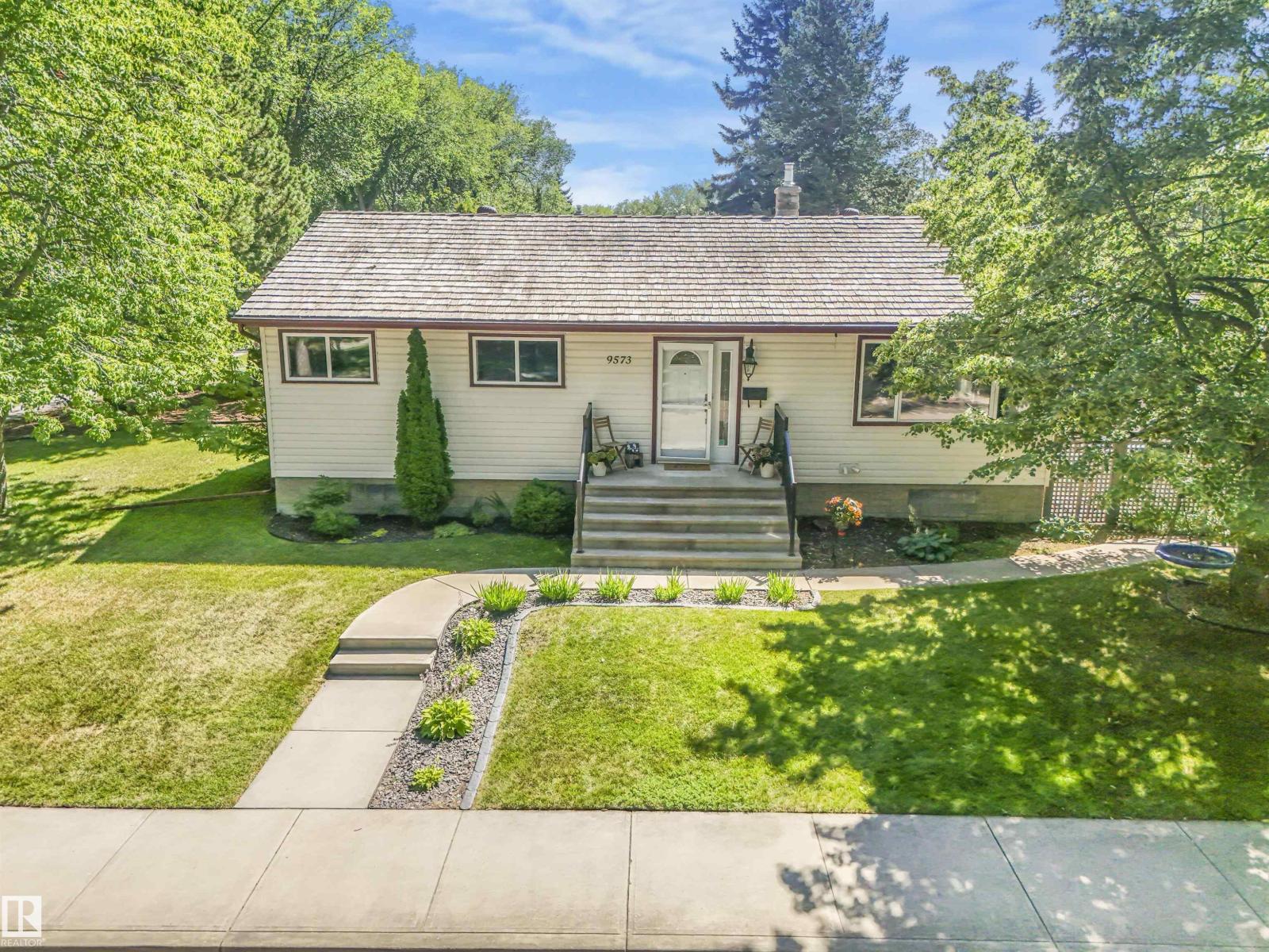 Photo 3 of 9573 83 St Nw, Edmonton AB