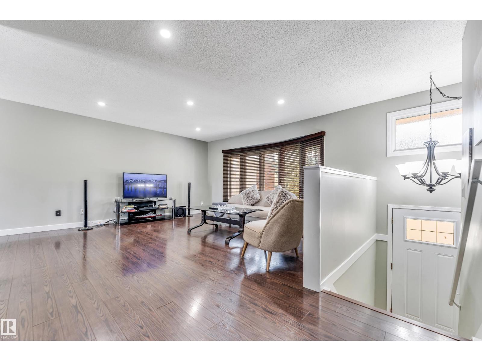 Photo 21 of 3923 67 St Nw, Edmonton AB