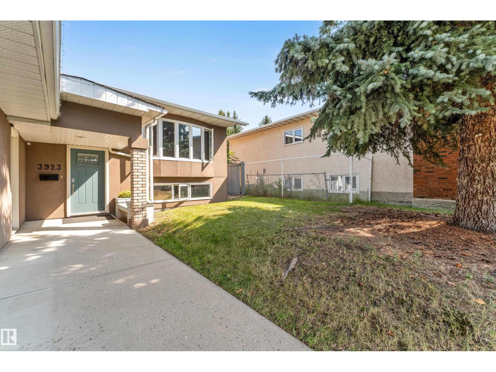 Photo 5 of 3923 67 St Nw, Edmonton AB