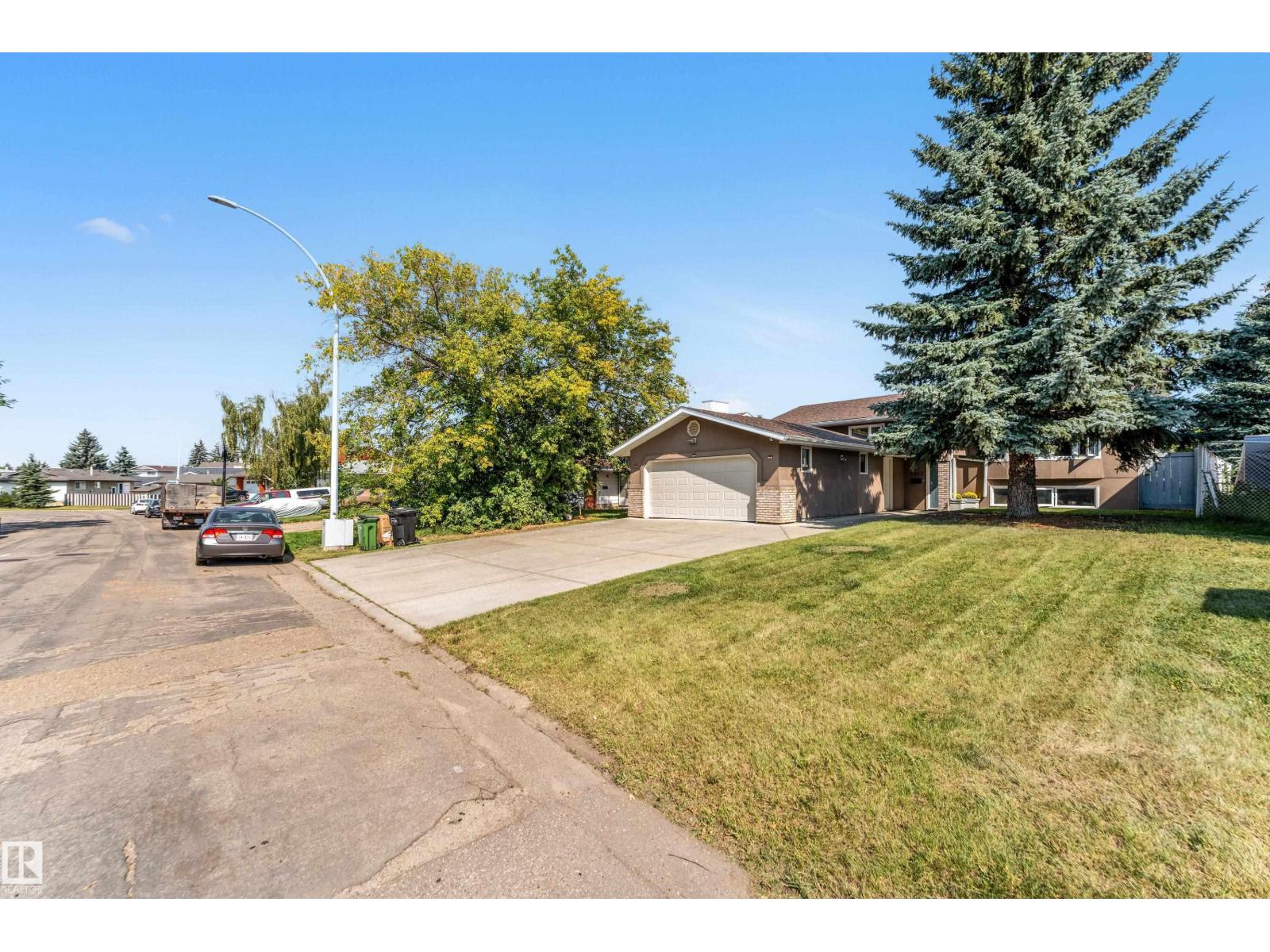 Photo 2 of 3923 67 St Nw, Edmonton AB