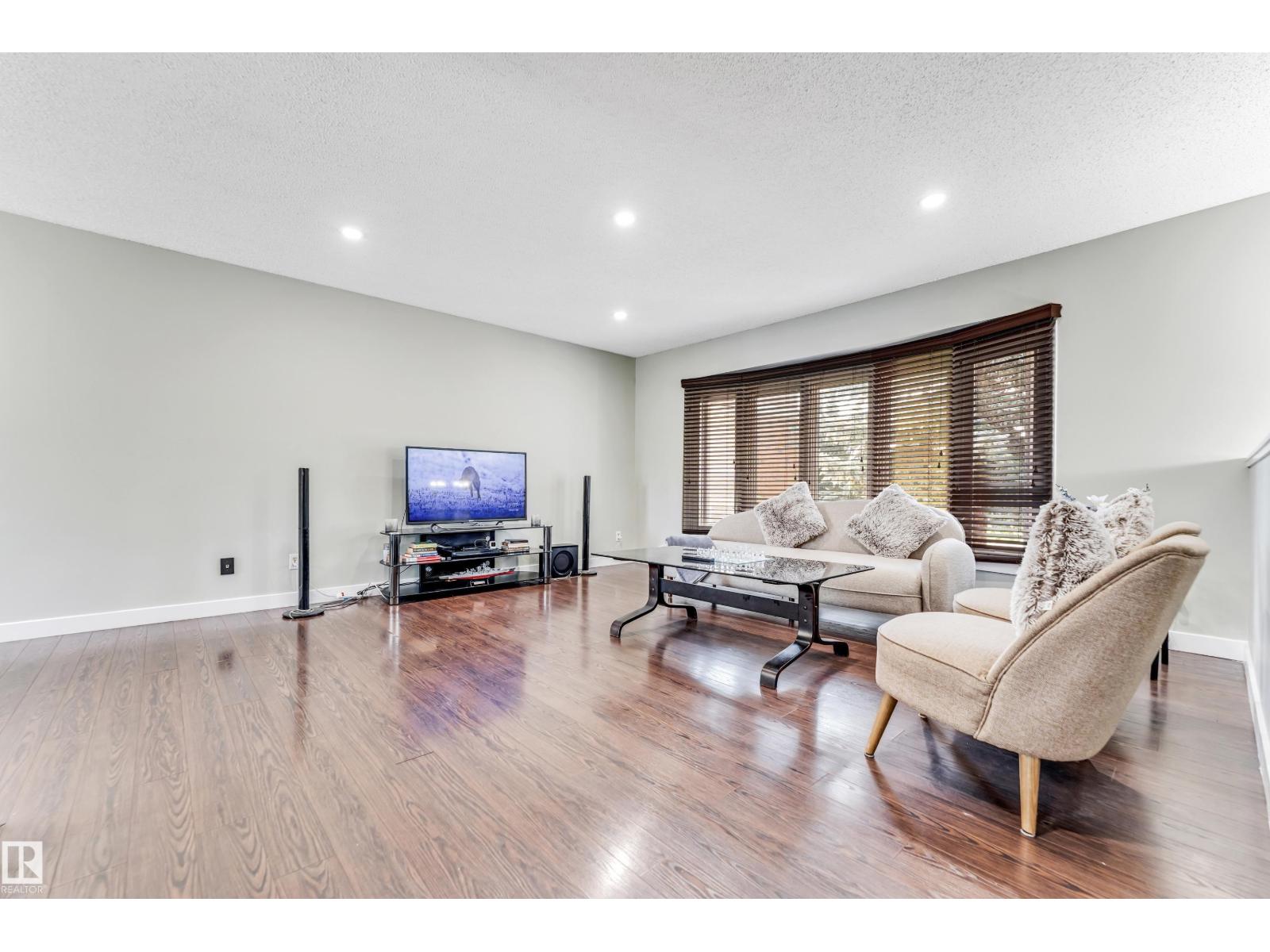 Photo 33 of 3923 67 St Nw, Edmonton AB