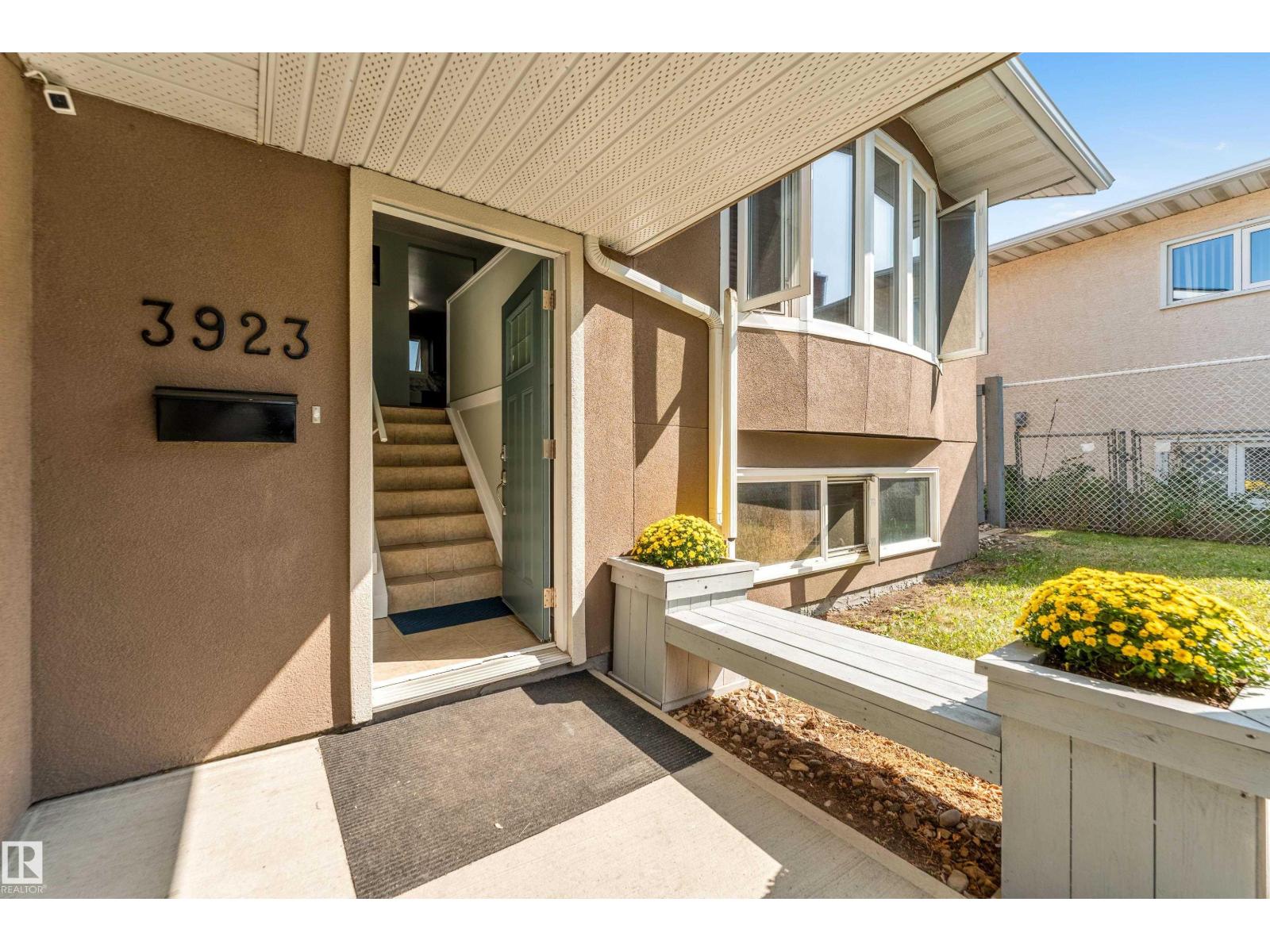 Photo 6 of 3923 67 St Nw, Edmonton AB
