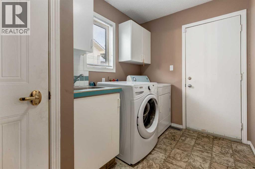 Photo 32 of 82 Hawkdale Circle Nw, Calgary AB