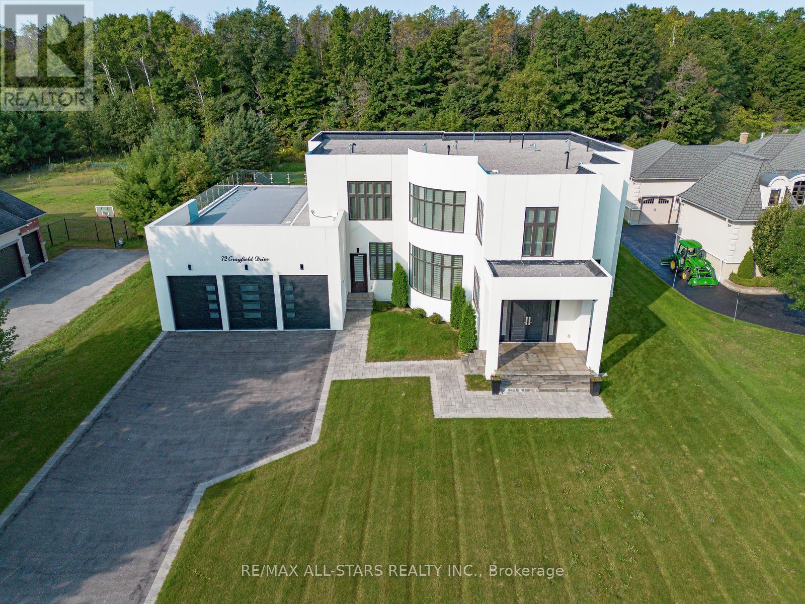 Photo 3 of 72 Grayfield Drive, Whitchurchstouffville ON