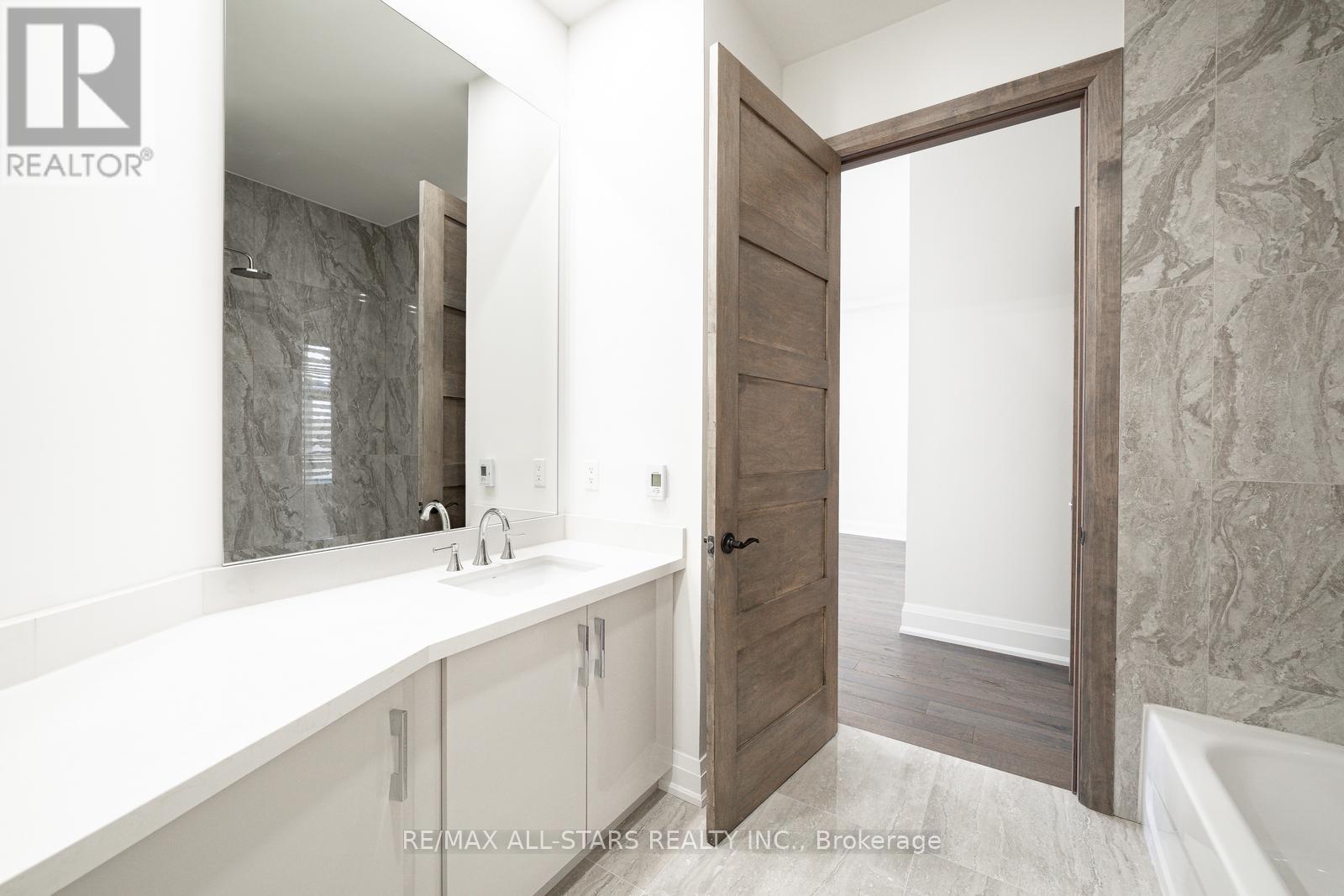 Photo 31 of 72 Grayfield Drive, Whitchurchstouffville ON