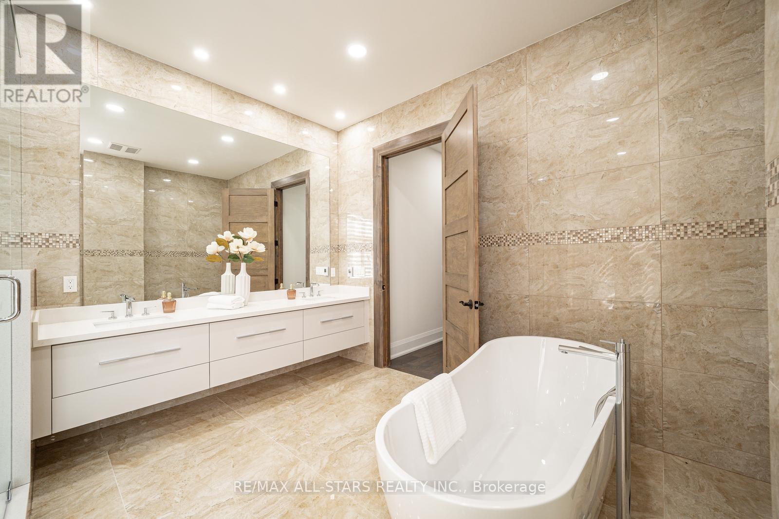 Photo 35 of 72 Grayfield Drive, Whitchurchstouffville ON