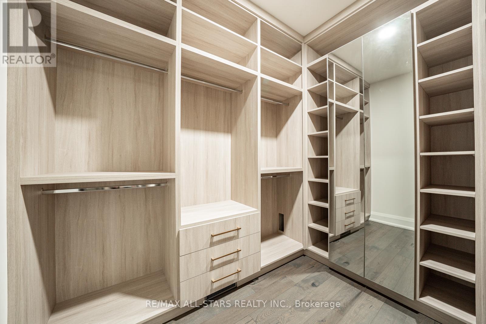 Photo 37 of 72 Grayfield Drive, Whitchurchstouffville ON