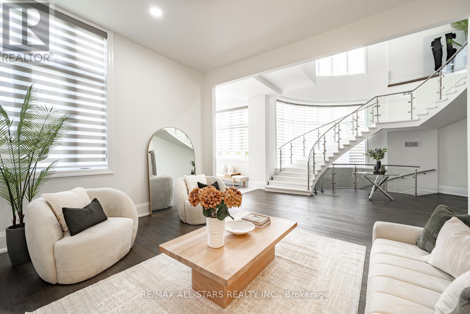 Photo 8 of 72 Grayfield Drive, Whitchurchstouffville ON