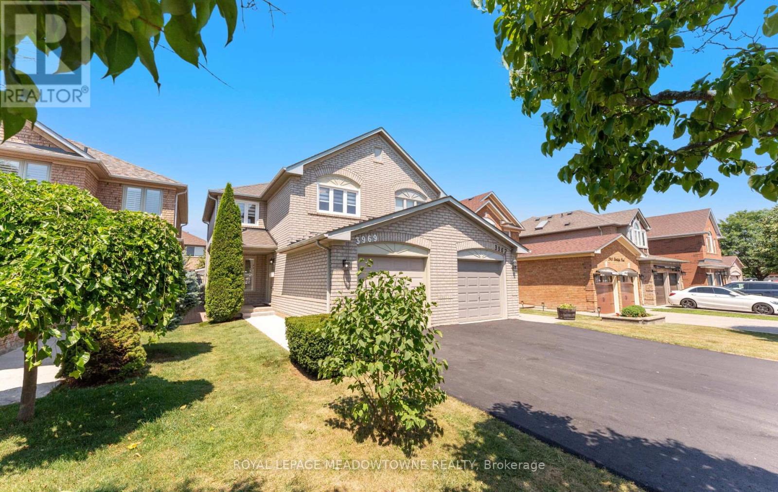 Photo 3 of 3969 Bentridge Road, Mississauga ON