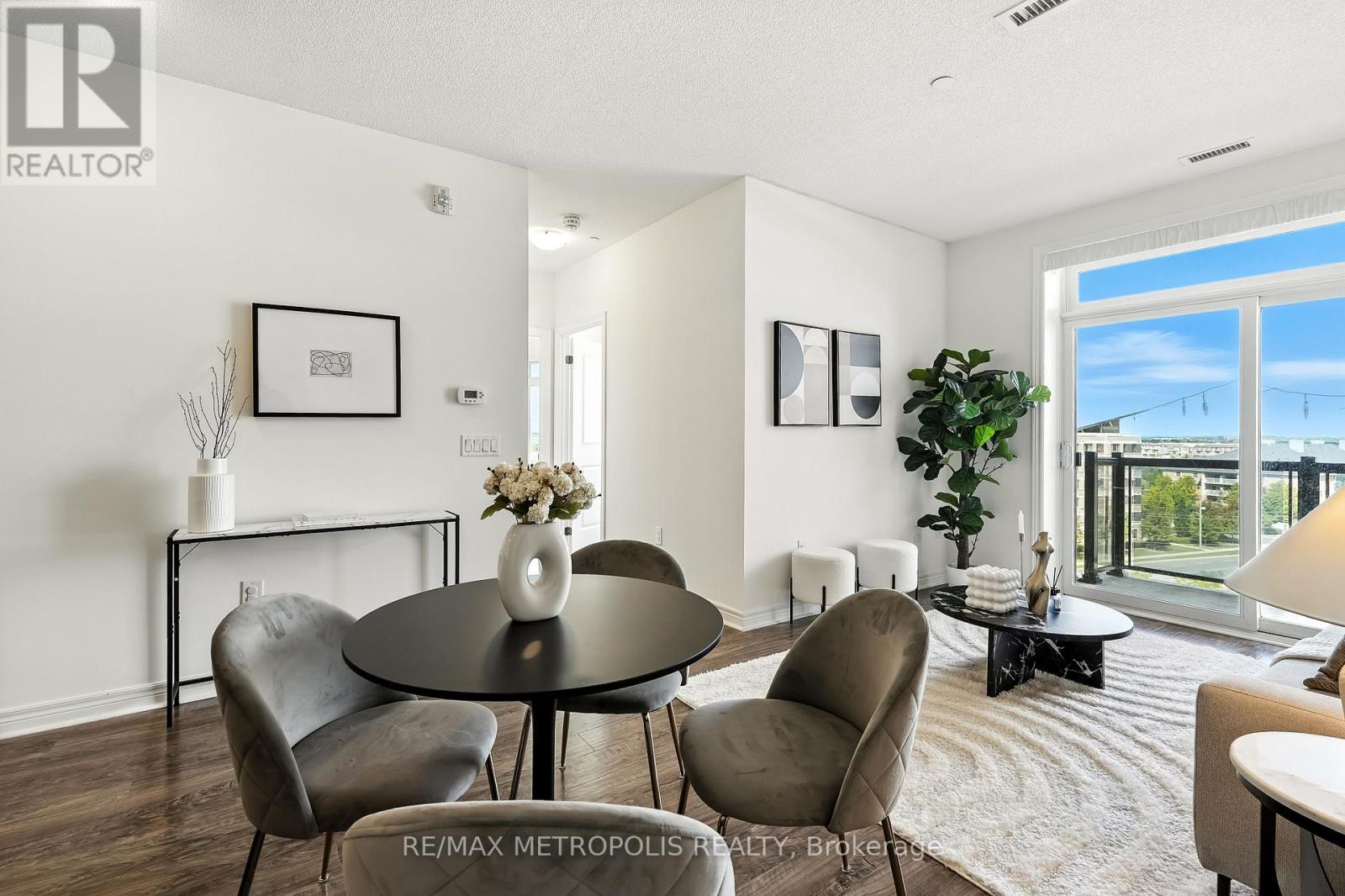 Photo 3 of 729 7325 Markham Road, Markham ON