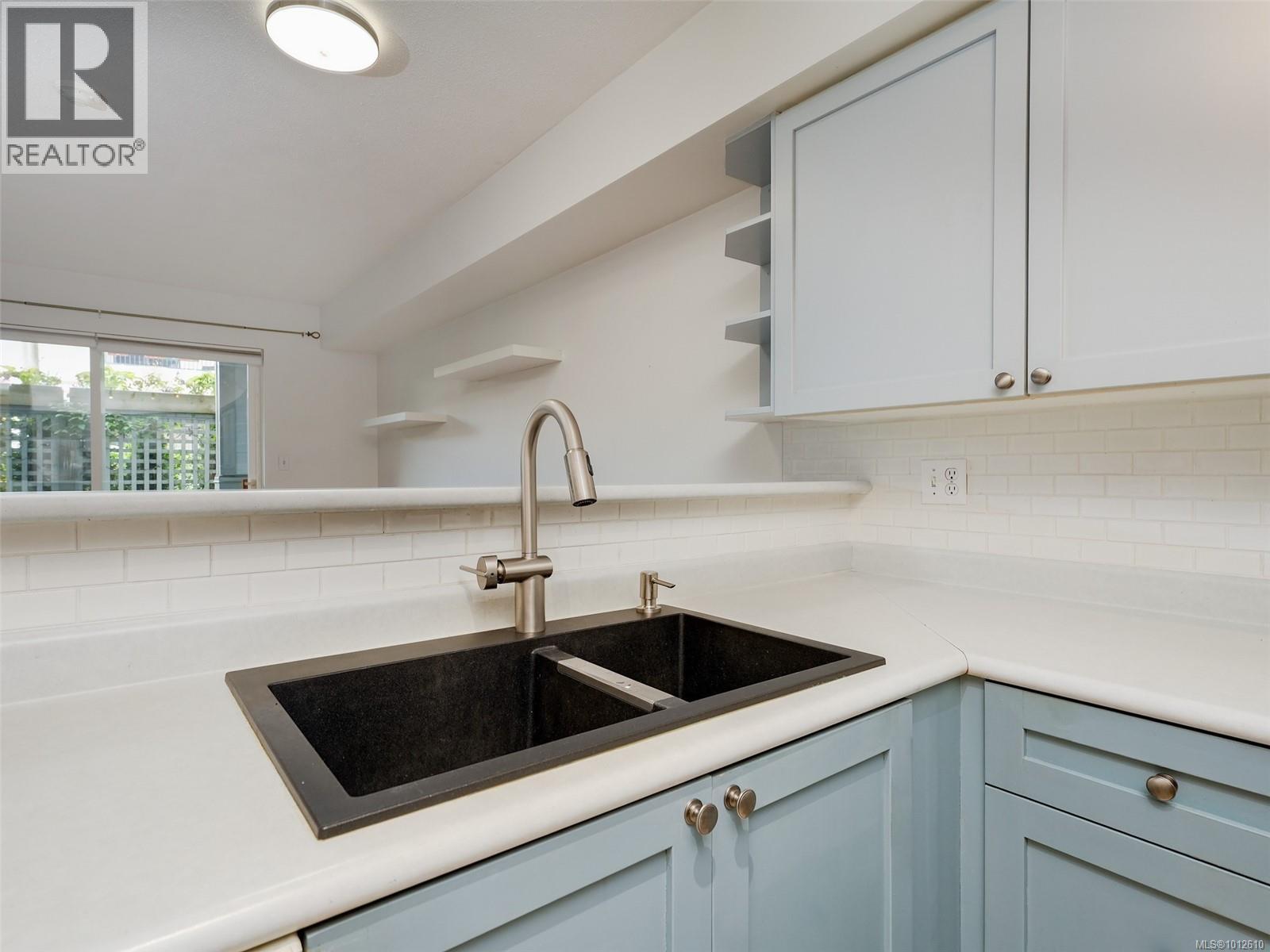 Photo 4 of 119 827 North Park St, Victoria BC