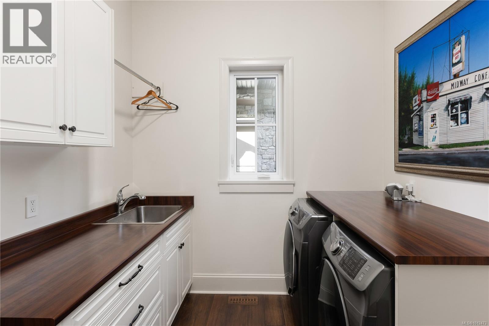 11325 Chalet Rd, North Saanich