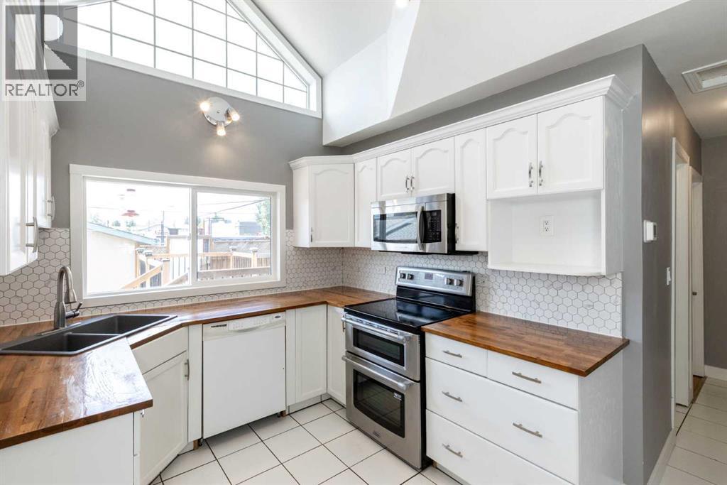 Photo 10 of 3418 49 Avenue, Red Deer AB