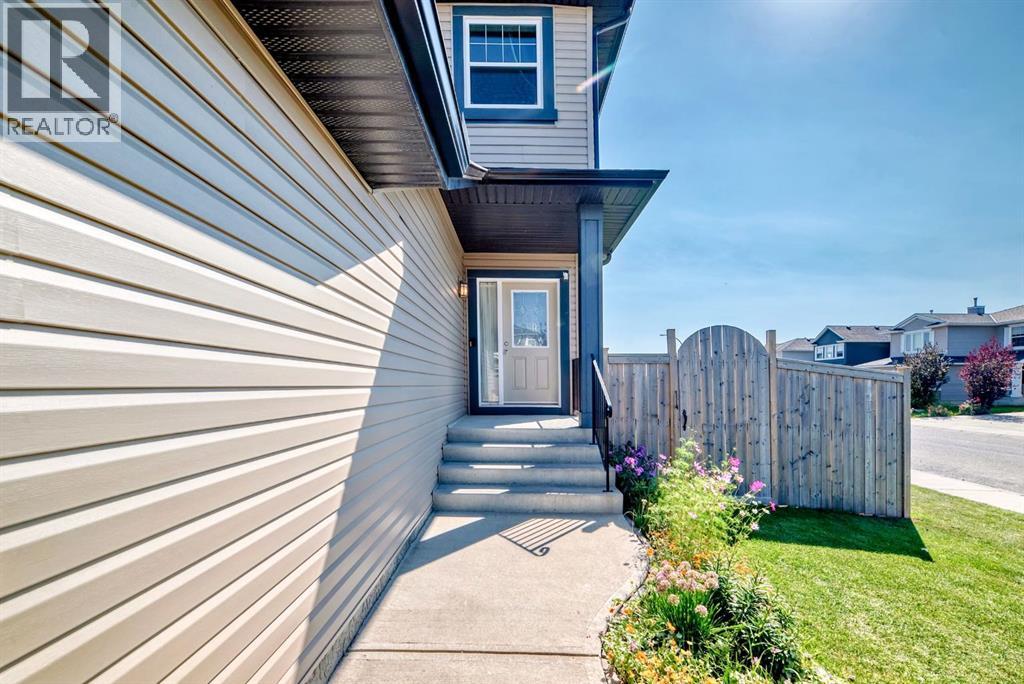 Photo 2 of 3 Saddlecrest Terrace Ne, Calgary AB