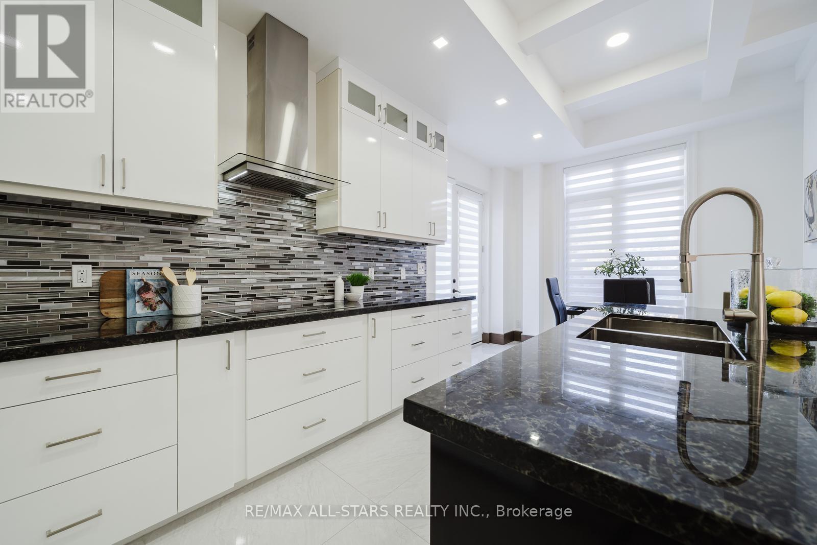 Photo 12 of 26 Lancer Drive, Vaughan ON