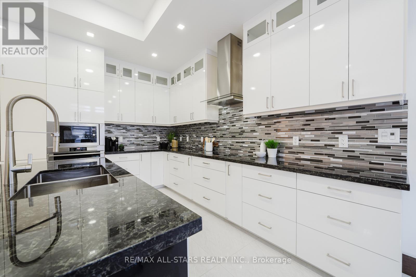 Photo 14 of 26 Lancer Drive, Vaughan ON