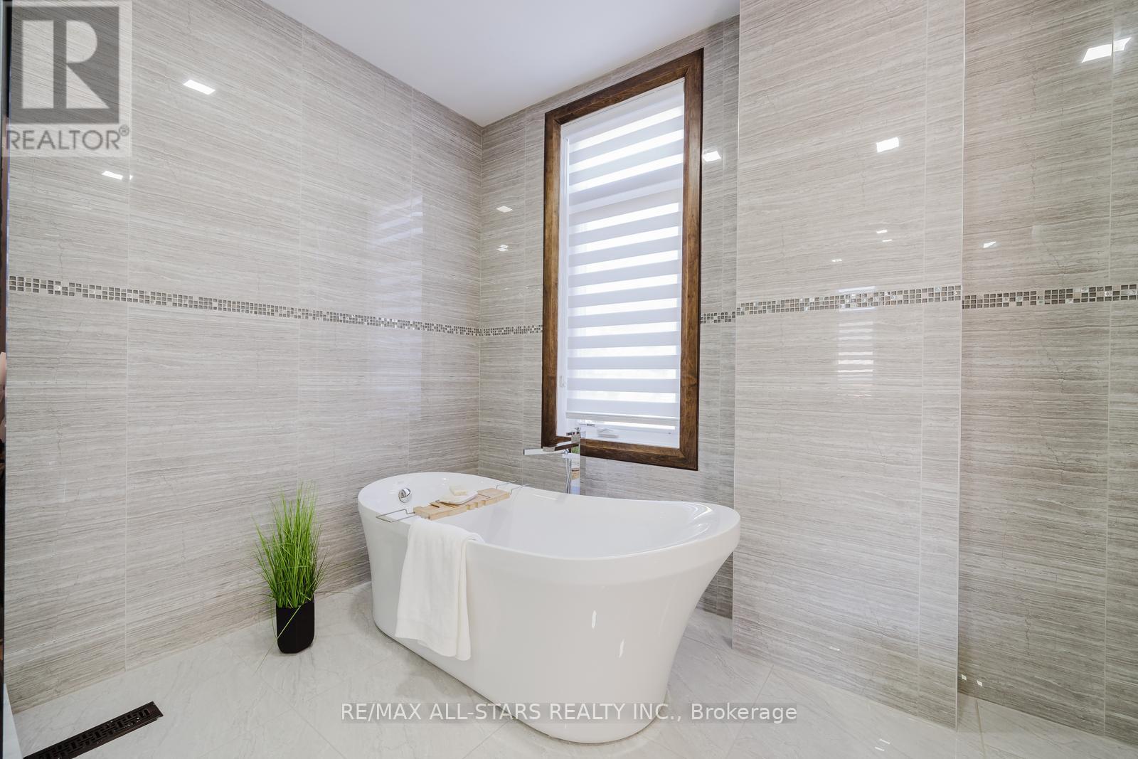 Photo 25 of 26 Lancer Drive, Vaughan ON