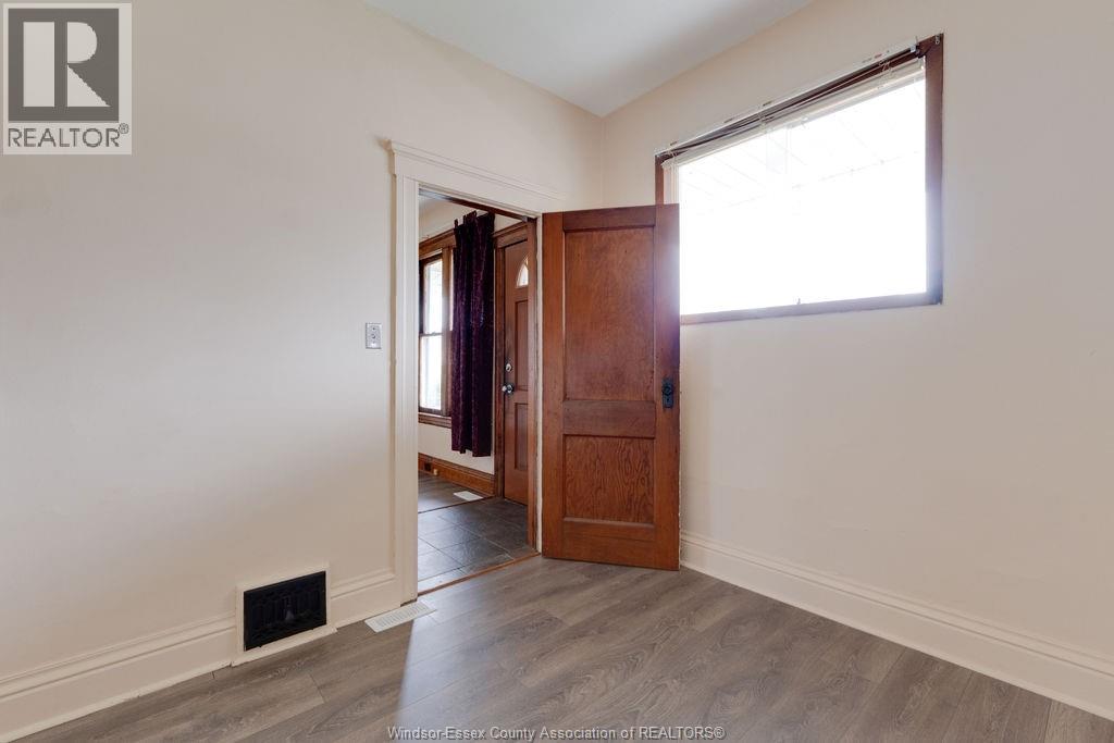 Photo 9 of 915 Elsmere, Windsor ON