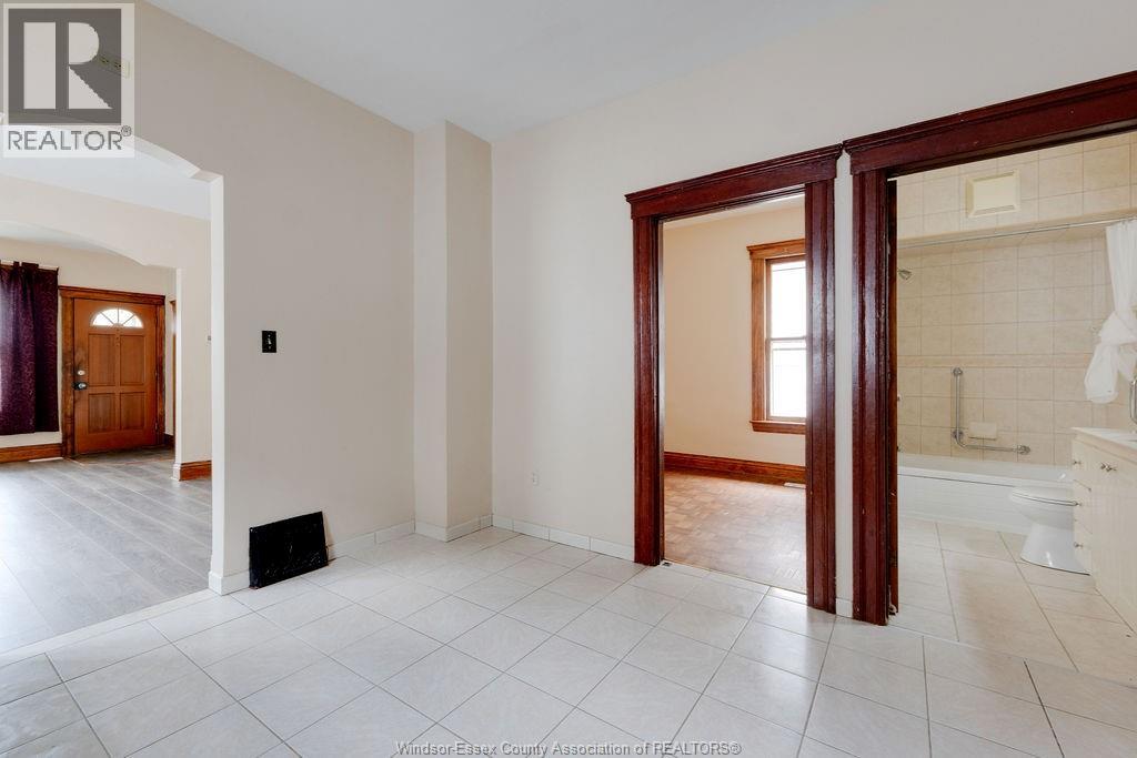 Photo 13 of 915 Elsmere, Windsor ON