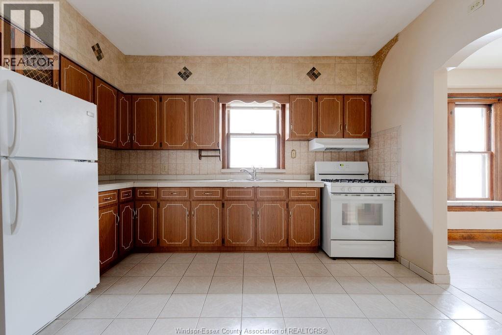 Photo 12 of 915 Elsmere, Windsor ON