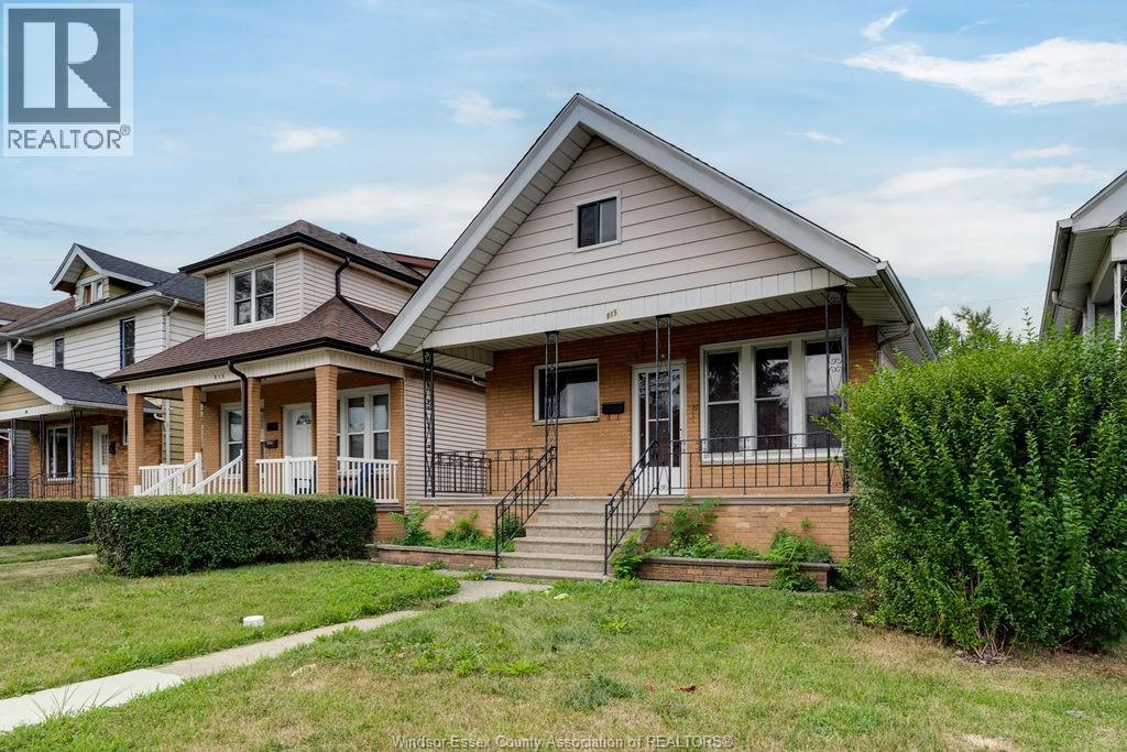 Photo 2 of 915 Elsmere, Windsor ON