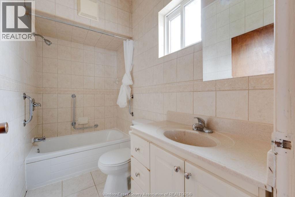 Photo 16 of 915 Elsmere, Windsor ON