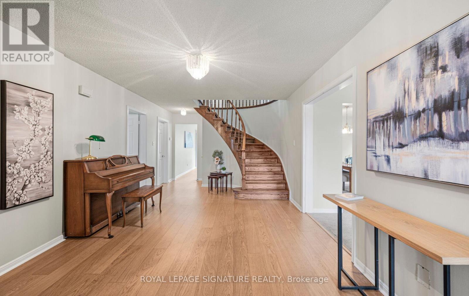 Photo 4 of 4205 Sawmill Valley Drive, Mississauga ON