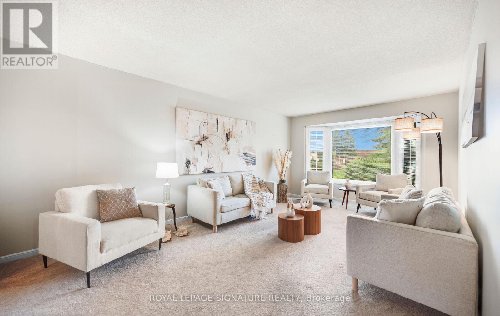 Photo 5 of 4205 Sawmill Valley Drive, Mississauga ON