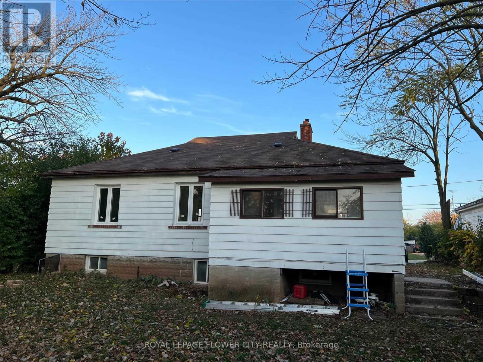 Photo 2 of 37 Warwick Road, Hamilton ON