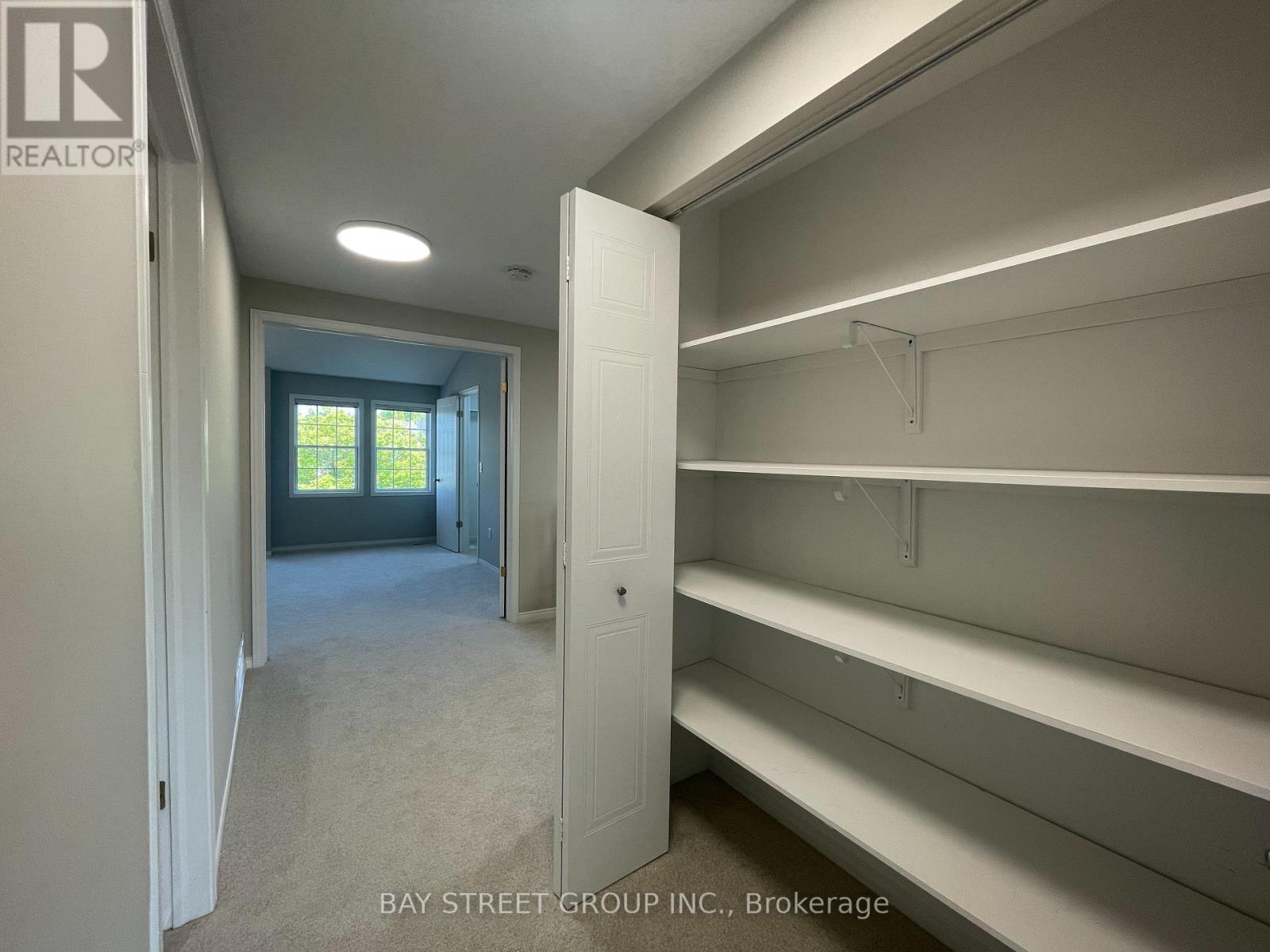 Photo 31 of 19 Silversmith Court, Guelph ON
