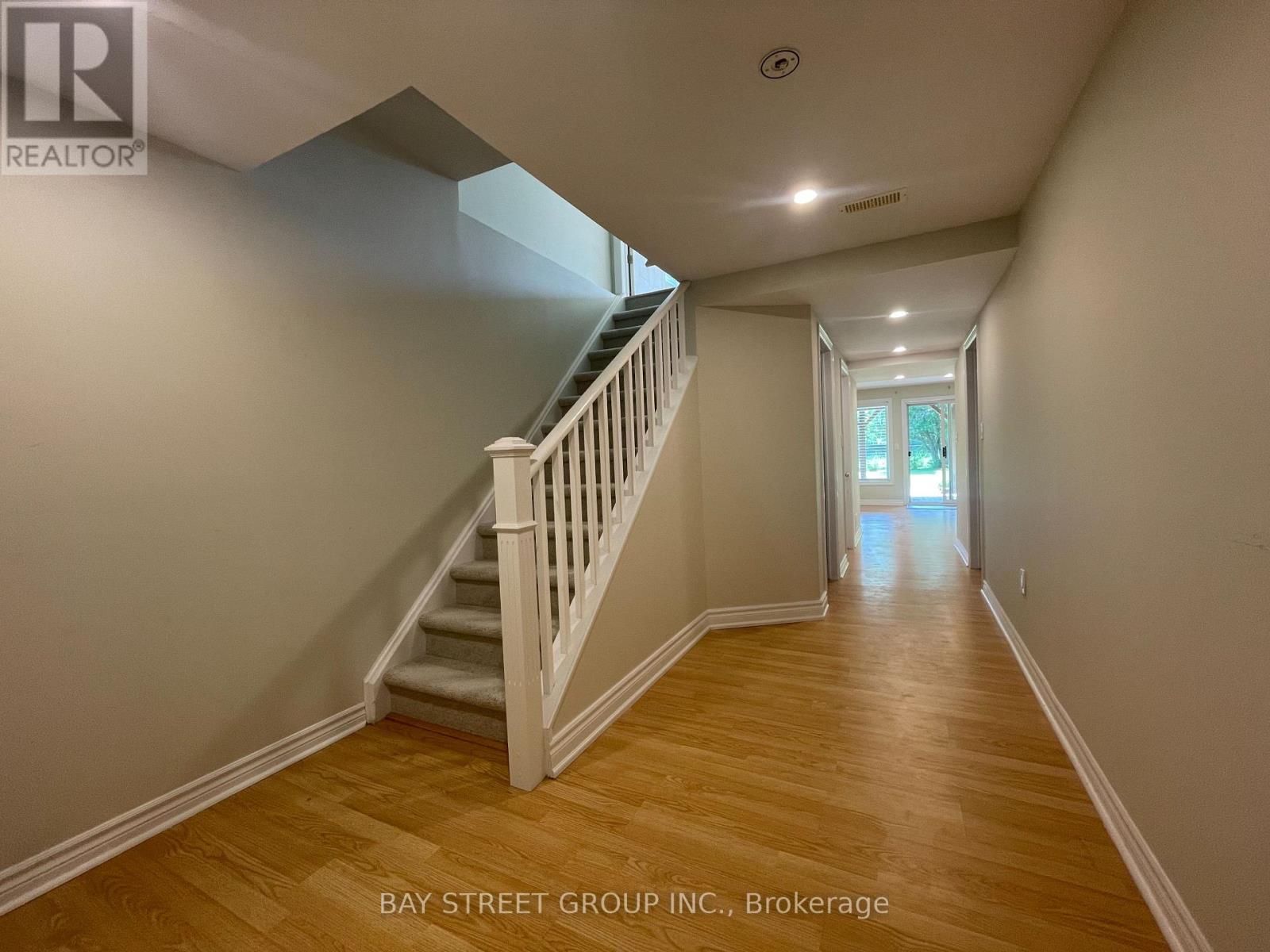 Photo 39 of 19 Silversmith Court, Guelph ON