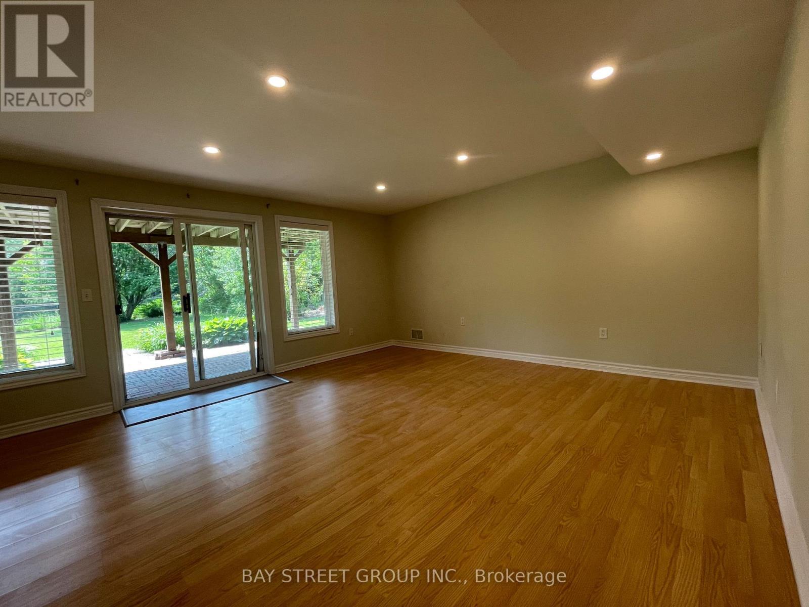 Photo 41 of 19 Silversmith Court, Guelph ON