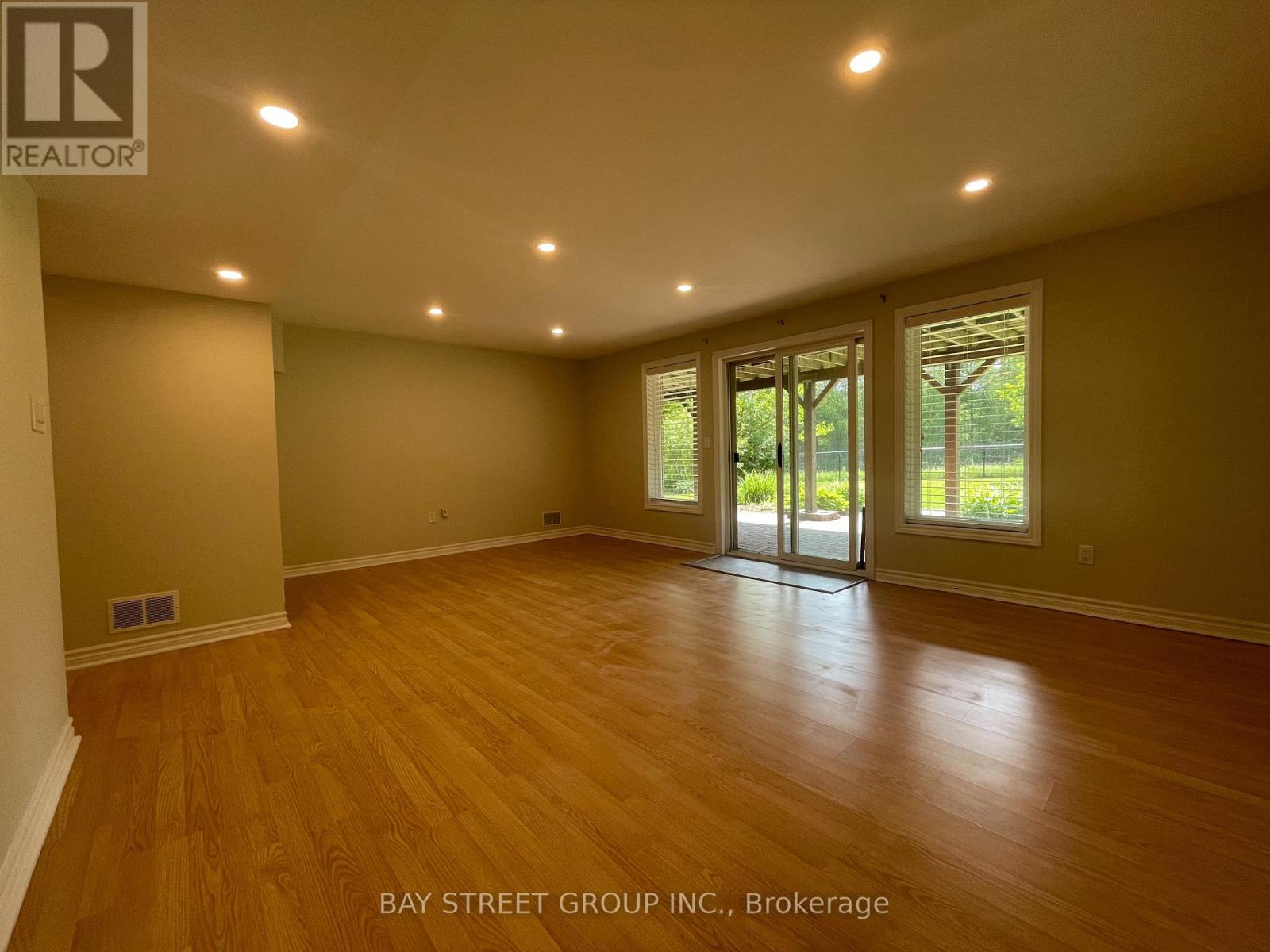 Photo 42 of 19 Silversmith Court, Guelph ON