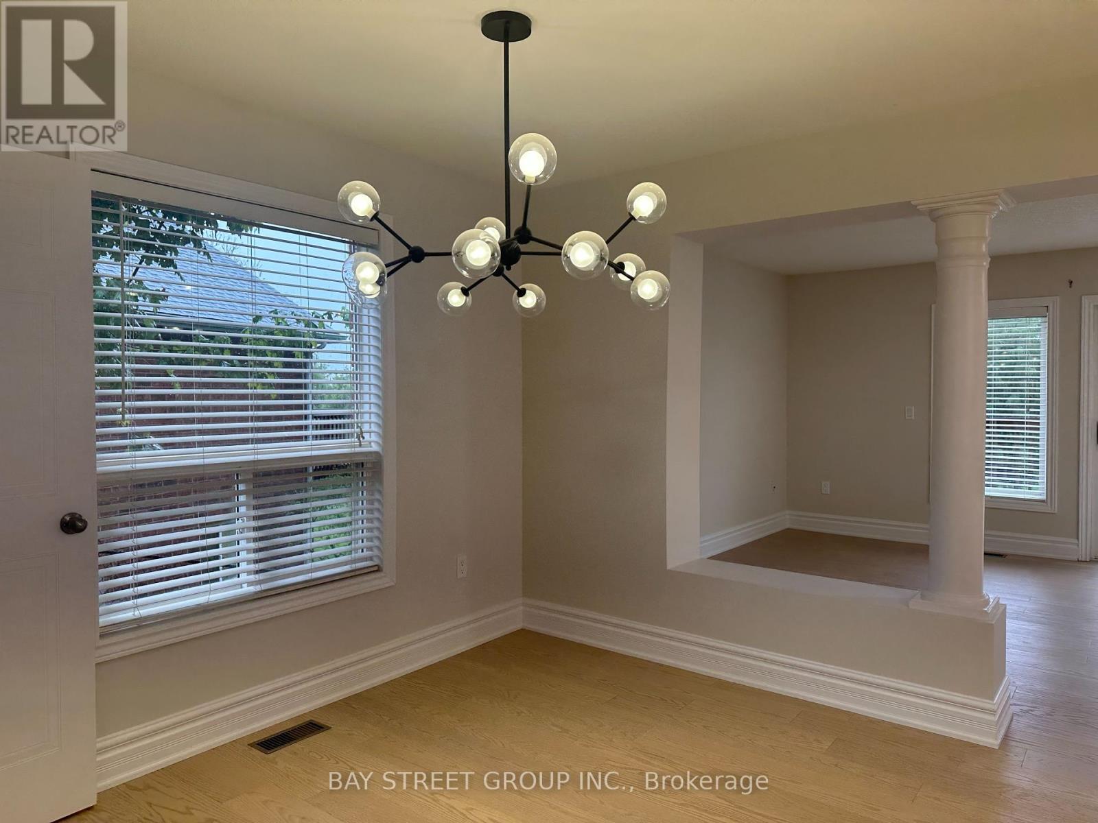 Photo 7 of 19 Silversmith Court, Guelph ON