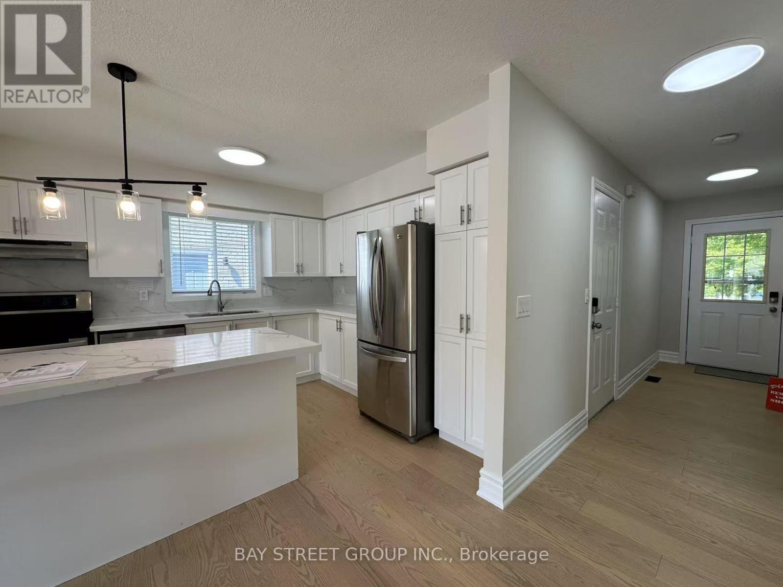 Photo 8 of 19 Silversmith Court, Guelph ON