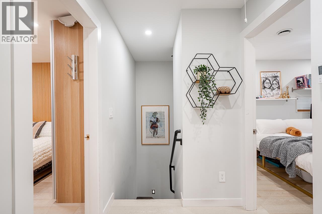 Photo 10 of 3812 Garden Grove Drive, Burnaby BC
