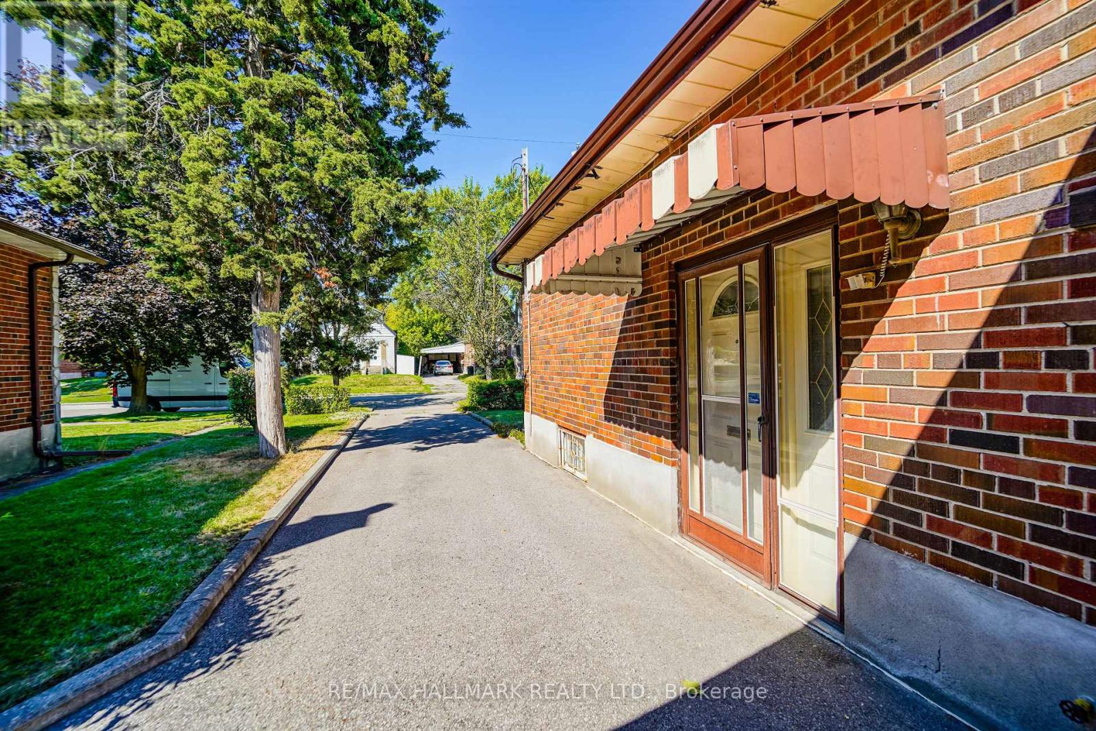 Photo 11 of 97 Vauxhall Drive, Toronto ON
