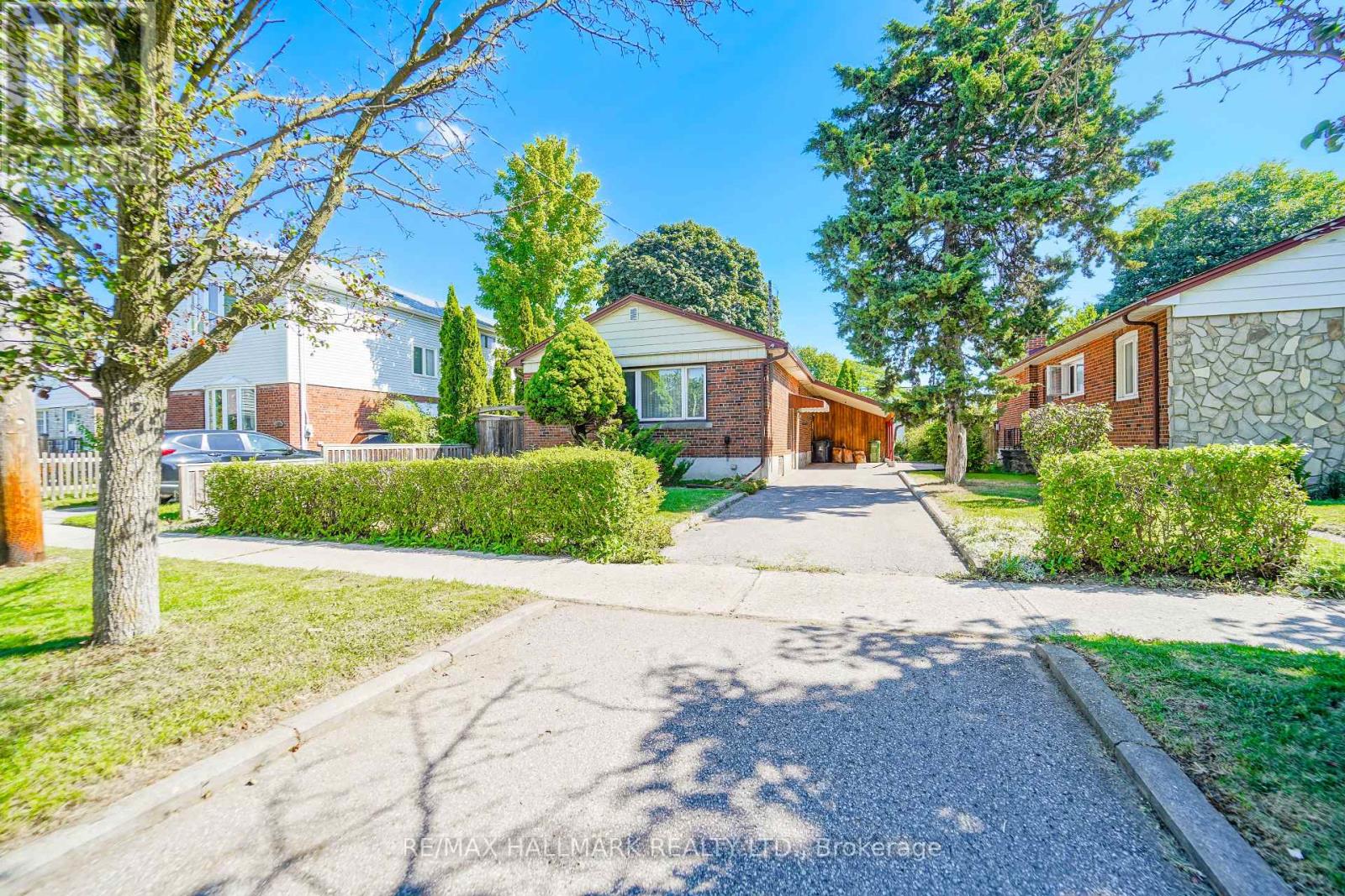 Photo 2 of 97 Vauxhall Drive, Toronto ON