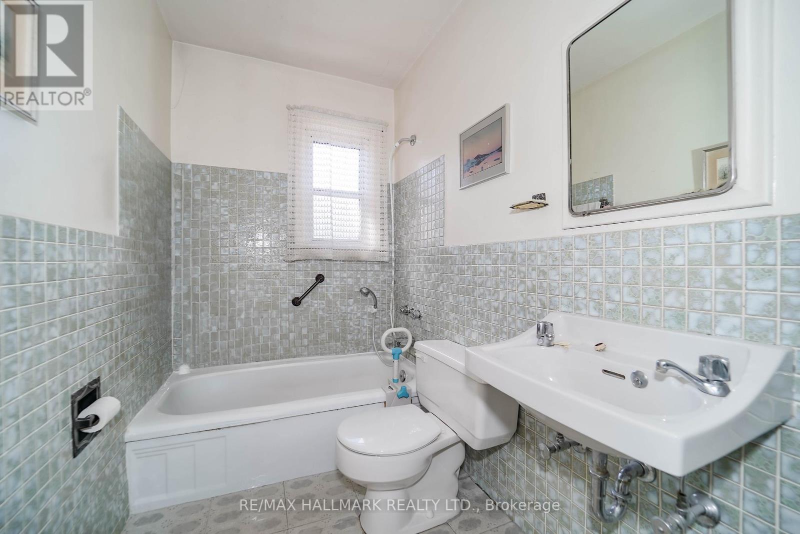 Photo 27 of 97 Vauxhall Drive, Toronto ON