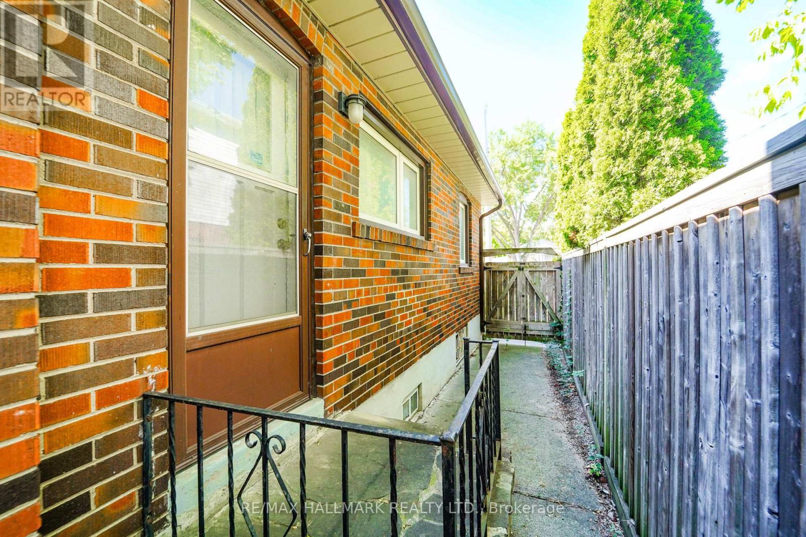 Photo 4 of 97 Vauxhall Drive, Toronto ON