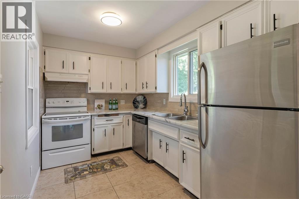 Photo 12 of 82 Southmoor Drive, Kitchener ON