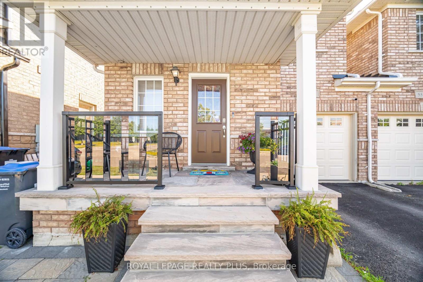 Photo 3 of 5574 Freshwater Drive, Mississauga ON