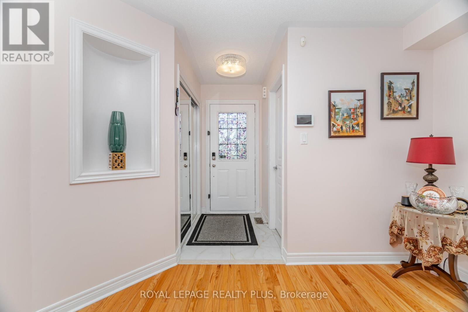 Photo 5 of 5574 Freshwater Drive, Mississauga ON