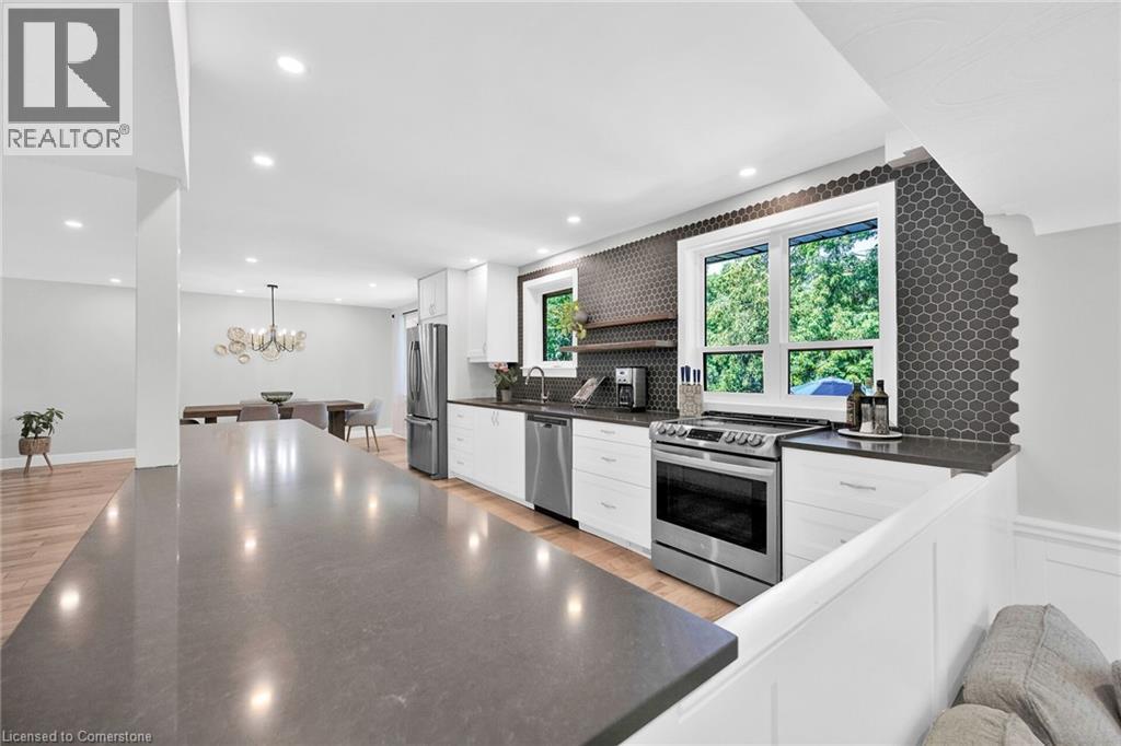 Photo 15 of 54 Driftwood Court, Grimsby ON