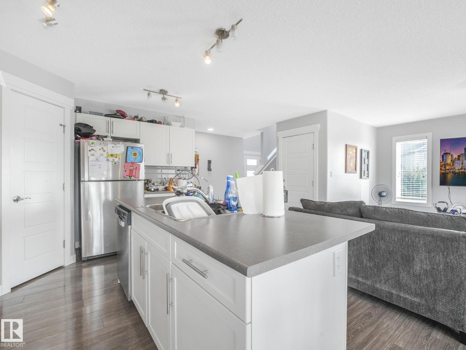 Photo 8 of 4503 126 Av Nw, Edmonton AB