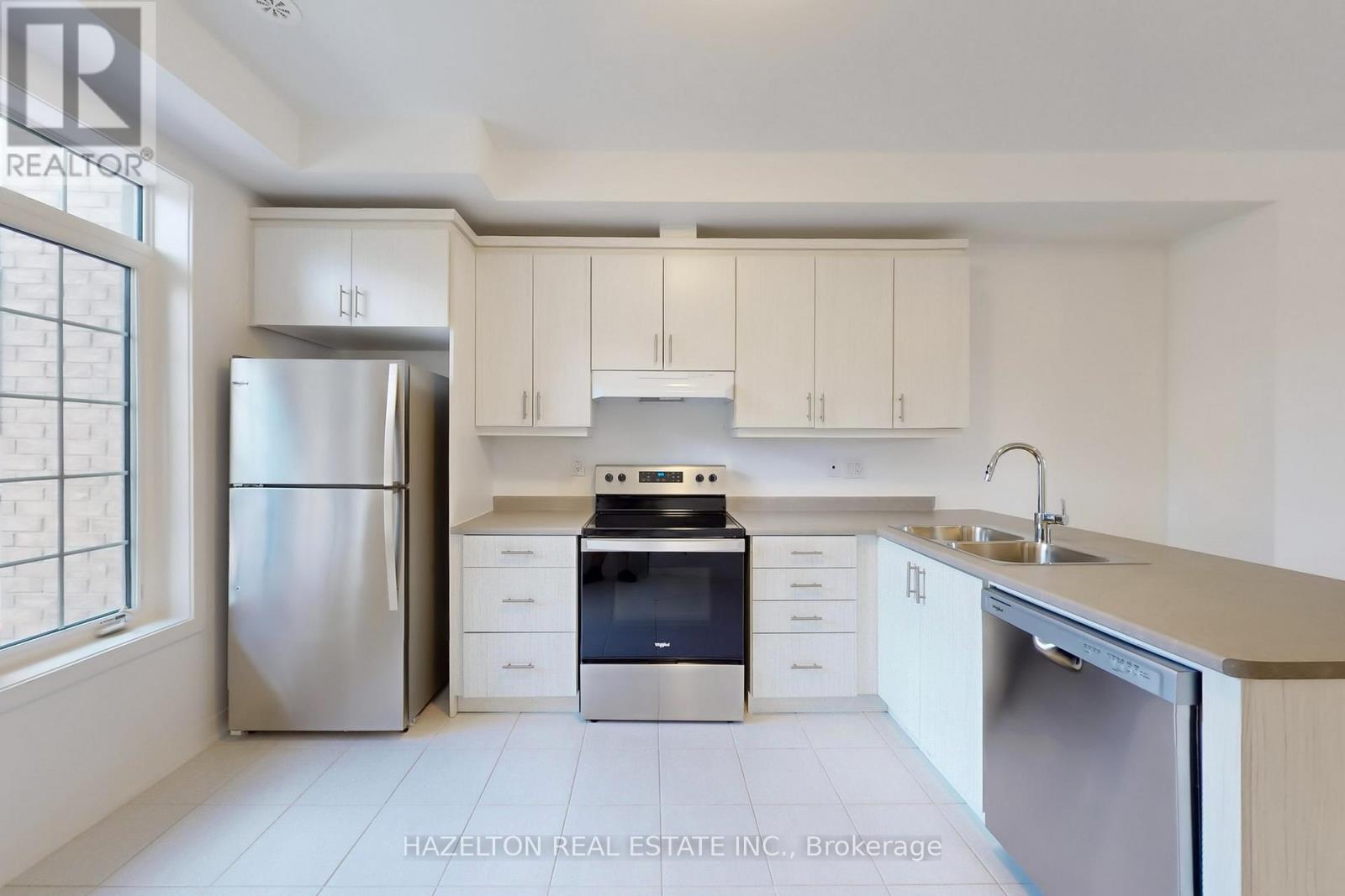 Photo 12 of 26 Calloway Way, Whitby ON
