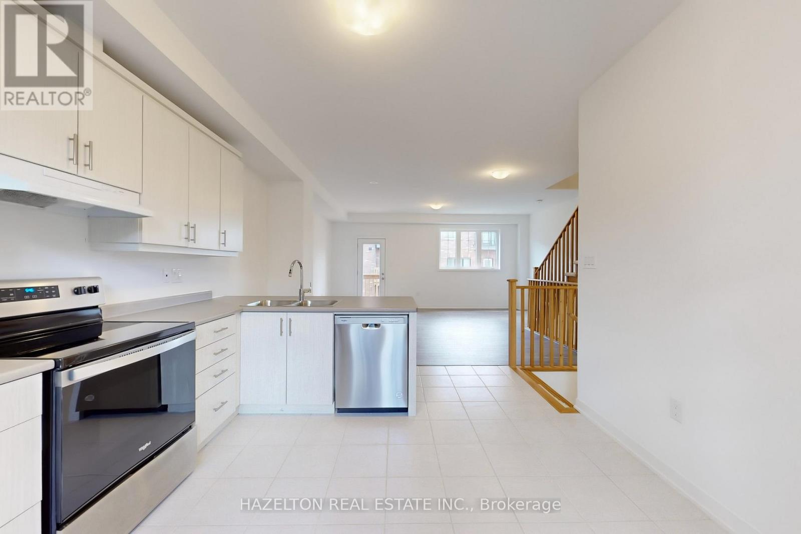 Photo 13 of 26 Calloway Way, Whitby ON