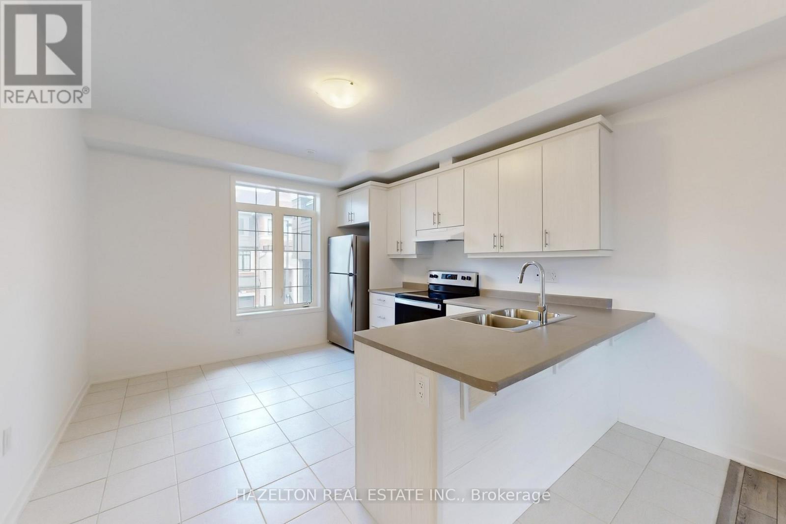 Photo 9 of 26 Calloway Way, Whitby ON
