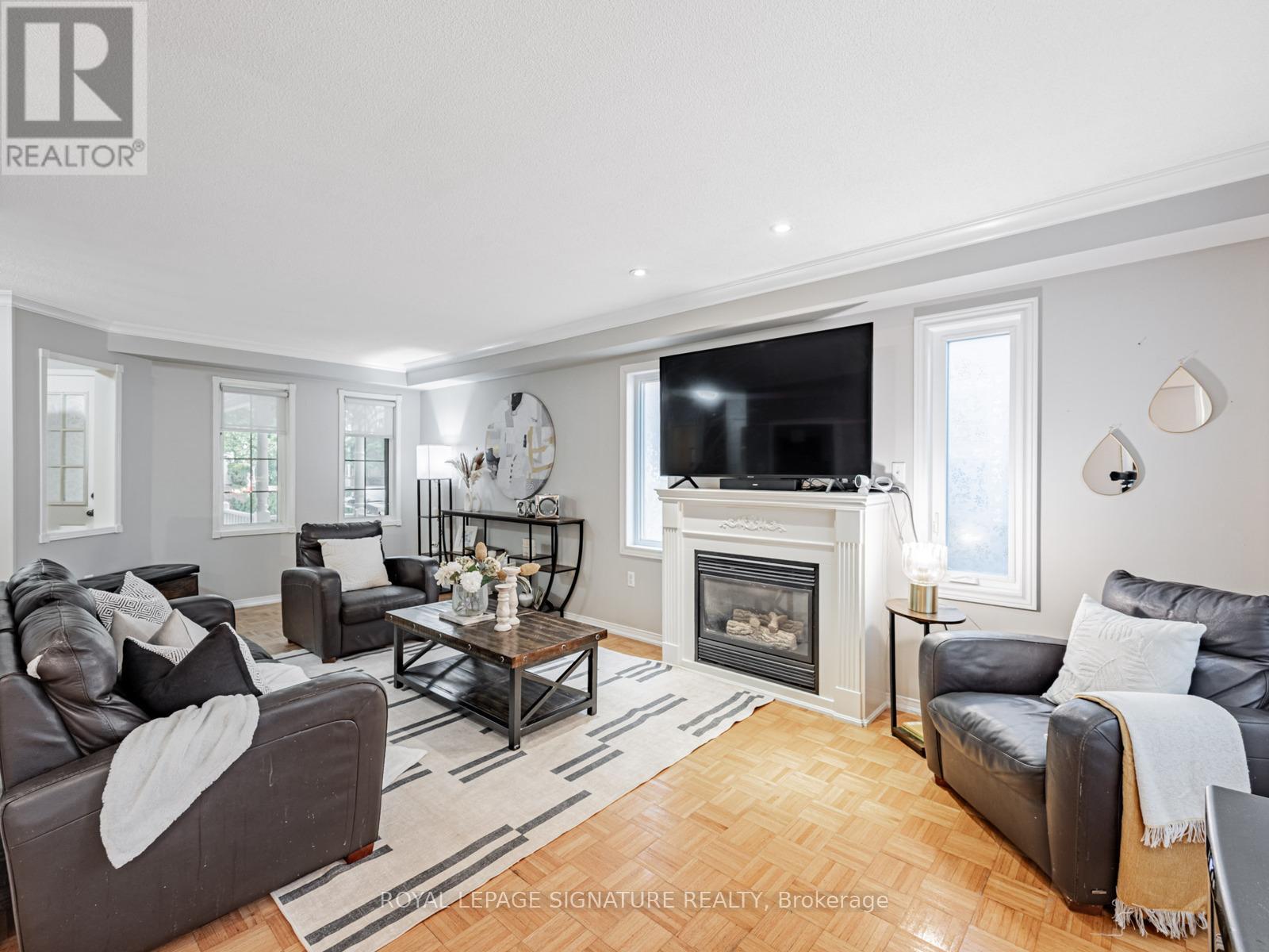 Photo 13 of 7 Knox Crescent, Whitby ON