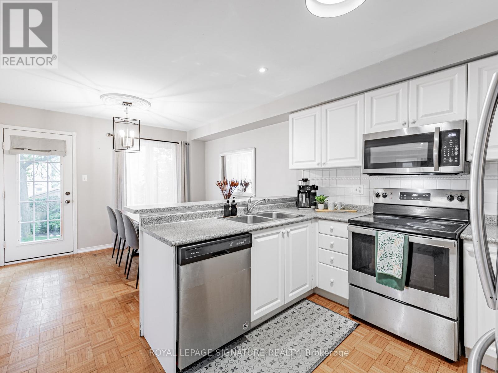 Photo 15 of 7 Knox Crescent, Whitby ON